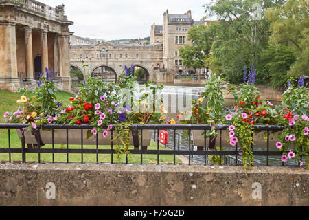 The 18th century Pulteney Bridge and the River Avon in Bath, Somerset ...