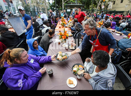 (151126)-- LOS ANGELS, Nov. 26, 2015 (Xinhua) -- People take their Thanksgiving meal in Los Angeles, the United States, on  Nov. 25, 2015. Thousands of Skid Row residents and homeless people from downtown and beyond were served Thanksgiving dinners during the Los Angeles Mission's annual holiday feast.  (Xinhua/Zhao Hanrong)(azp) Stock Photo