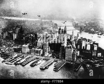 Italian hydroplanes by Italo Balbo flying over Chicago and then alight into Lake Michigan,1933 Stock Photo