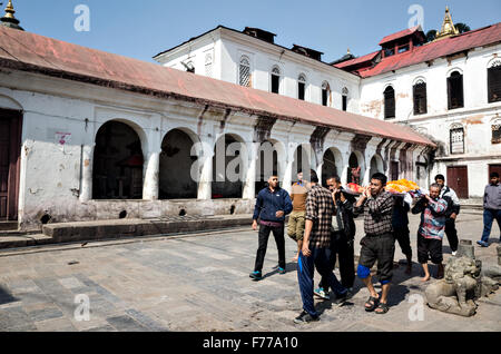 people carrying a corpse of a man to the cremation place for funeral in Pashupatinath temple complex in Kathmandu, Nepal Stock Photo