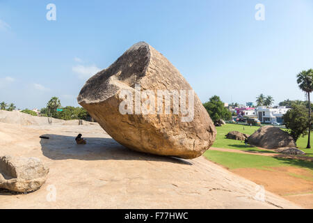Mahabalipuram (Mamallapuram): Krishna's Butter Ball, a huge balanced rock on a hillside Kancheepuram district near Chennai, Tamil Nadu, southern India Stock Photo