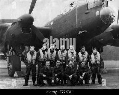 World War 2 RAF bomber crew of 138 squadron bomber command with Lancaster at Tuddenham in 1945 Stock Photo