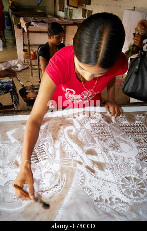 Sri Lanka - Matale, young girl painting art batik Stock Photo