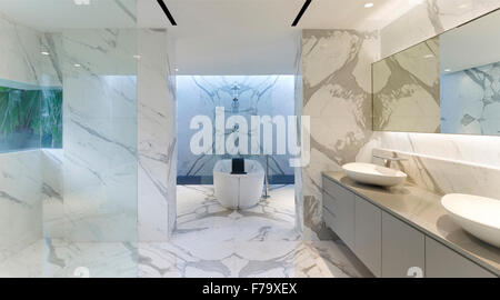 Luxury marble master suite bathroom in a house in Cove Way, Sentosa, Singapore designed by Robert Greg Shand Architects Stock Photo