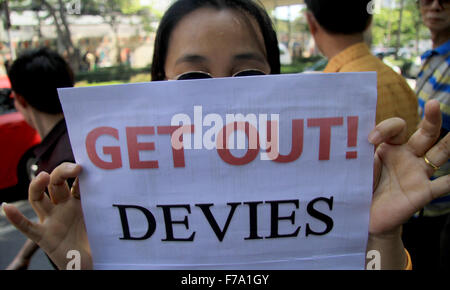 Bangkok, Thailand. 27th Nov, 2015. A supporter show text for resist during Buddha Isara delivered documents to the US Embassy regarding to the attitude of Mr. Glyn T. Davies, US Ambassador to Thailand. Credit:  Vichan Poti/Pacific Press/Alamy Live News Stock Photo