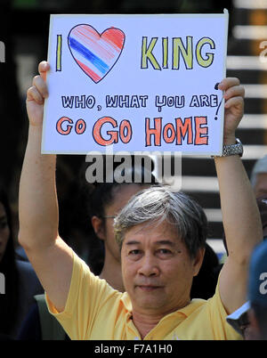 Bangkok, Thailand. 27th Nov, 2015. A supporter show text for resist during Buddha Isara delivered documents to the US Embassy regarding to the attitude of Mr. Glyn T. Davies, US Ambassador to Thailand. Credit:  Vichan Poti/Pacific Press/Alamy Live News Stock Photo