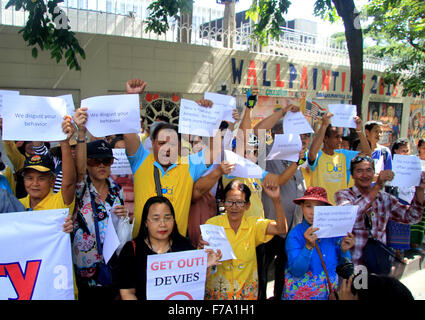 Bangkok, Thailand. 27th Nov, 2015. A supporter show text for resist during Buddha Isara delivered documents to the US Embassy regarding to the attitude of Mr. Glyn T. Davies, US Ambassador to Thailand. Credit:  Vichan Poti/Pacific Press/Alamy Live News Stock Photo