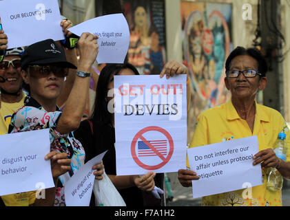 Bangkok, Thailand. 27th Nov, 2015. A supporter show text for resist during Buddha Isara delivered documents to the US Embassy regarding to the attitude of Mr. Glyn T. Davies, US Ambassador to Thailand. Credit:  Vichan Poti/Pacific Press/Alamy Live News Stock Photo