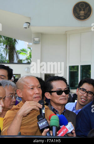 Bangkok, Thailand. 27th Nov, 2015. A supporter show text for resist during Buddha Isara delivered documents to the US Embassy regarding to the attitude of Mr. Glyn T. Davies, US Ambassador to Thailand. Credit:  Vichan Poti/Pacific Press/Alamy Live News Stock Photo