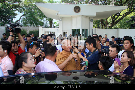 Bangkok, Thailand. 27th Nov, 2015. A supporter show text for resist during Buddha Isara delivered documents to the US Embassy regarding to the attitude of Mr. Glyn T. Davies, US Ambassador to Thailand. Credit:  Vichan Poti/Pacific Press/Alamy Live News Stock Photo