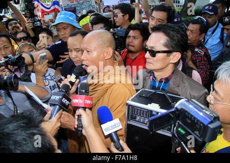 Bangkok, Thailand. 27th Nov, 2015. A supporter show text for resist during Buddha Isara delivered documents to the US Embassy regarding to the attitude of Mr. Glyn T. Davies, US Ambassador to Thailand. Credit:  Vichan Poti/Pacific Press/Alamy Live News Stock Photo