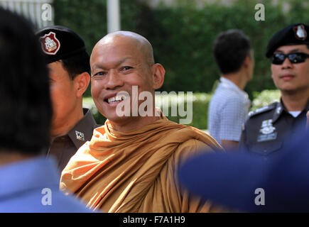 Bangkok, Thailand. 27th Nov, 2015. A supporter show text for resist during Buddha Isara delivered documents to the US Embassy regarding to the attitude of Mr. Glyn T. Davies, US Ambassador to Thailand. Credit:  Vichan Poti/Pacific Press/Alamy Live News Stock Photo