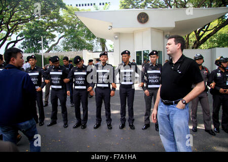 Bangkok, Thailand. 27th Nov, 2015. A supporter show text for resist during Buddha Isara delivered documents to the US Embassy regarding to the attitude of Mr. Glyn T. Davies, US Ambassador to Thailand. Credit:  Vichan Poti/Pacific Press/Alamy Live News Stock Photo