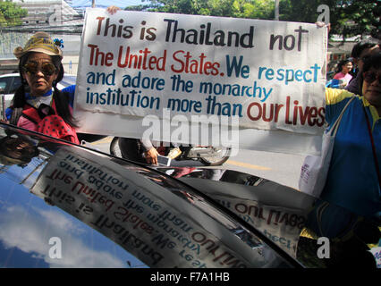 Bangkok, Thailand. 27th Nov, 2015. A supporter show text for resist during Buddha Isara delivered documents to the US Embassy regarding to the attitude of Mr. Glyn T. Davies, US Ambassador to Thailand. Credit:  Vichan Poti/Pacific Press/Alamy Live News Stock Photo