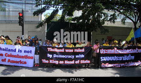 Bangkok, Thailand. 27th Nov, 2015. A supporter show text for resist during Buddha Isara delivered documents to the US Embassy regarding to the attitude of Mr. Glyn T. Davies, US Ambassador to Thailand. Credit:  Vichan Poti/Pacific Press/Alamy Live News Stock Photo