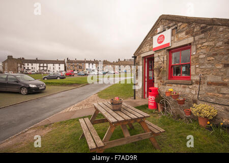 Picturesque view of Reeth village, Swaledale ,North Yorks showing post office and village green Stock Photo