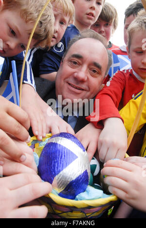 Alex Salmond MP with a group of children at an Easter egg photocall before the Scottish elections in 2011. Stock Photo