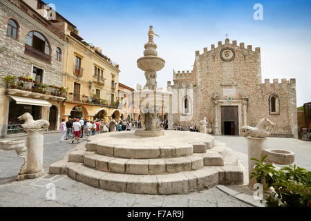 Cathedral of San Nicola and baroque fountain, Corso Umberto, Taormina old town, Sicily, Italy Stock Photo