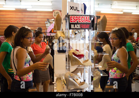 Santo Domingo, Dominican Republic. 27th Nov, 2015. Women buy shoes in a store during the Black Friday, in Santo Domingo, Dominican Republic, Nov. 27, 2015. Black Friday, the day of great commercial discounts of the year, arrived on Nov. 27, which also marks the traditionl start of the season of Christmas shopping. © Fran Afonso/Xinhua/Alamy Live News Stock Photo