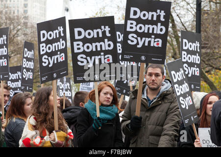 London, UK. 28th November, 2015. Anti-war campaigners protest outside Downing Street to oppose British involvement in airstrikes on Syria. Credit:  Mark Kerrison/Alamy Live News Stock Photo