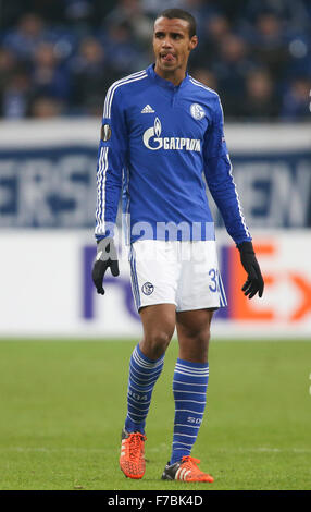 Gelsenkirchen, Germany. 26th Nov, 2015. Schalke's Johannes Geis (l) and ...