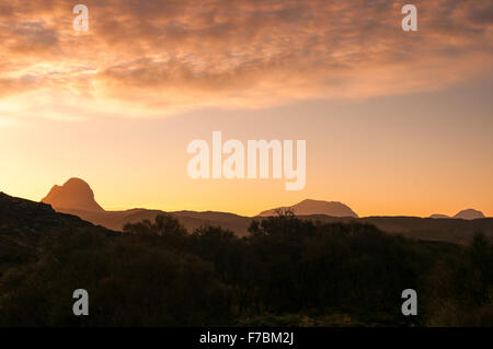 Sunrise over Suilven and the Inverpolly mountains Stock Photo