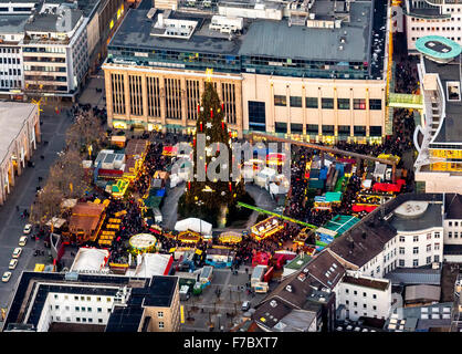 Christmas market on the Hansaplatz in Dortmund, with the large Christmas tree, the Ruhr area, Dortmund, North Rhine-Westphalia, Stock Photo