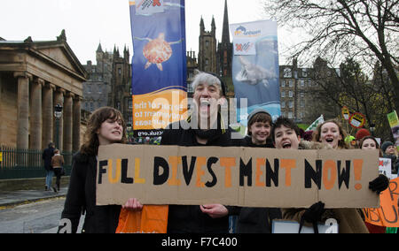 Students are holding up a ‘FULL DIVESTMENT NOW!’ board and singing slogans at Scotland's climate march and rally in Edinburgh 28 November 2015 Credit:  ALIKI SAPOUNTZI / aliki image library/Alamy Live News Stock Photo
