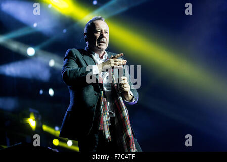 Jim Kerr of Simple Minds performs at The SEE Hydro on November 28, 2015 in Glasgow,Scotland Credit:  Sam Kovak/Alamy Live News Stock Photo