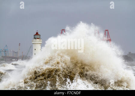 Dangerous waves in New Brighton, Wirral, UK 29th November, 2015.  UK Weather Fort Perch lighthouse, Gale Force winds lash North-west Coast and the estuary entrance to the River Mersey.  Storm Clodagh batters Britain with 70mph gales as giant waves batter the coastline. Stock Photo