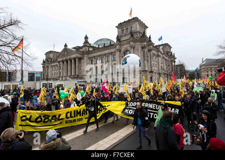 Berlin, Germany. 29th Nov, 2015. Demonstrators walk past the Reichstag parliamentary building during the Global Climate March in Berlin, Germany, 29 November 2015. The United Nations Climate Change Conference will be held in Paris, France, from 30 November to 11 December 2015. Photo: GREGOR FISCHER/dpa/Alamy Live News Stock Photo