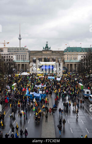Berlin, Germany. 29th Nov, 2015. Demonstrators have gathered for the Global Climate March at the Brandenburg Gate, a major landmark of Berlin, Germany, 29 November 2015. The United Nations Climate Change Conference will be held in Paris, France, from 30 November to 11 December 2015. Photo: GREGOR FISCHER/dpa/Alamy Live News Stock Photo