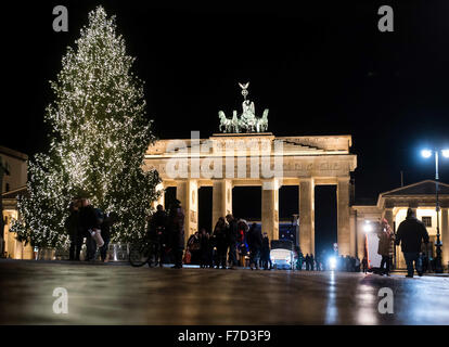 Berlin, Germany. 29th Nov, 2015. The lights on the Christmas tree are lit at Paris Square in Berlin, Germany, 29 November 2015, with the Brandenburg Gate pictured in the background. Photo: GREGOR FISCHER/dpa/Alamy Live News Stock Photo