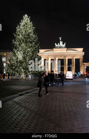 Berlin, Germany. 29th Nov, 2015. The lights on the Christmas tree are lit at Paris Square in Berlin, Germany, 29 November 2015, with the Brandenburg Gate pictured in the background. Photo: GREGOR FISCHER/dpa/Alamy Live News Stock Photo