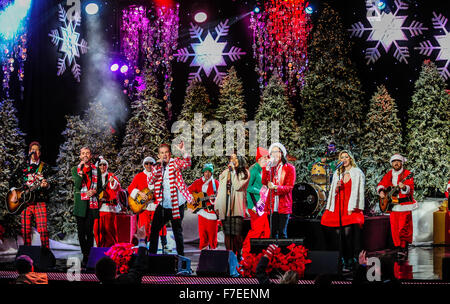 Los Angeles, USA. 29th Nov, 2015. Musicians perform during the 84th Hollywood Christmas Parade in Los Angeles, the United States, Nov. 29, 2015. Credit:  Zhang Chaoqun/Xinhua/Alamy Live News Stock Photo