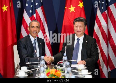 Paris, France. 30th Nov, 2015. Chinese President Xi Jinping (R) meets with his U.S. counterpart Barack Obama in Paris, France, Nov. 30, 2015. Credit:  Huang Jingwen/Xinhua/Alamy Live News Stock Photo