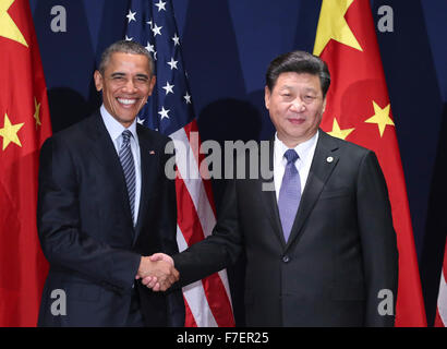 Paris, France. 30th Nov, 2015. Chinese President Xi Jinping (R) meets with his U.S. counterpart Barack Obama in Paris, France, Nov. 30, 2015. Credit:  Lan Hongguang/Xinhua/Alamy Live News Stock Photo