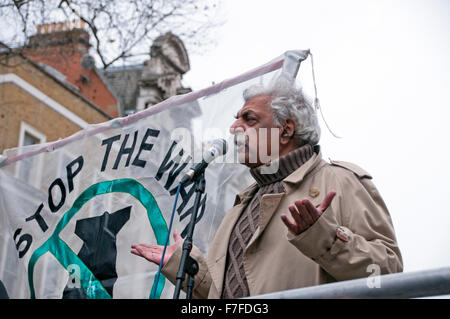 Taraq Ali speaking at Don't Attack Syria anti-war protest and march outside Downing Street London by Stop the War Nov 28th 2015 Stock Photo