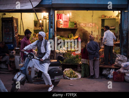 Street Greengrocers at night, Agra, Uttar Pradesh, India Stock Photo