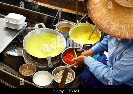 Scenery of the Damnoen Saduak floating market in Thailand Stock Photo ...