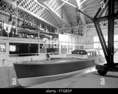 AJAXNETPHOTO. c1901. PLATTS EYOT, RIVER THAMES, ENGLAND. - BOATHOUSE ...