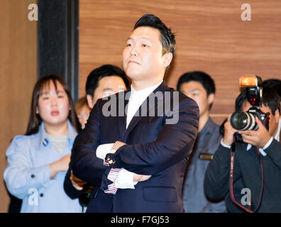 Psy, Nov 30, 2015 : South Korean singer Psy (C) looks his new music videos played on a screen during a press conference about his new 7th album in Seoul, South Korea. Psy's 7th album has nine tracks with two leading tunes, 'Napal Baji (Bellbottoms)' and 'Daddy'. International artists such as will.i.am, Ed Sheeran and Zion T are featured as guest performers in the album. © Lee Jae-Won/AFLO/Alamy Live News Stock Photo