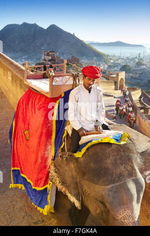 Portrait of india mahout man and his elephant on the way to Amber Fort in Jaipur, Rajasthan, India Stock Photo