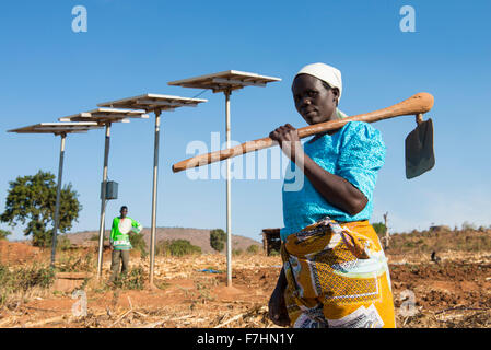 MALAWI, village Zingiziwa, solar powered water pump for irrigation and water supply in village, woman with hoe Stock Photo
