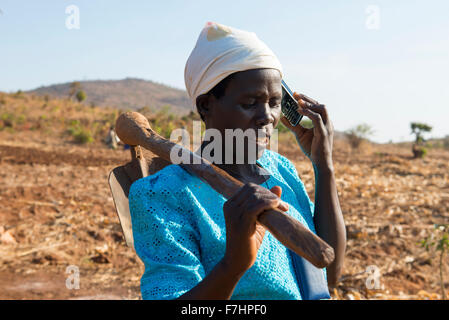 MALAWI, village Zingiziwa, woman with hoe and mobile phone Stock Photo