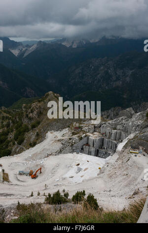 Excavator working. Marble quarries of the Apuan Alps, at Passo del Vestito quarry, Tuscany, Italy Stock Photo