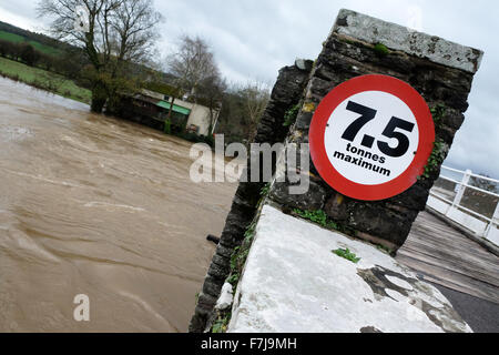 Whitney-on-Wye, Herefordshire, UK. 1st December 2015. The River Wye in full flood after bursting its riverbanks between Hay-on-Wye and Hereford. The toll bridge at Whitney-on-Wye shown here is closed to all but farm tractors. Stock Photo