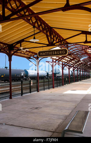 Hattiesburg Mississippi Amtrak railway station platform Stock Photo