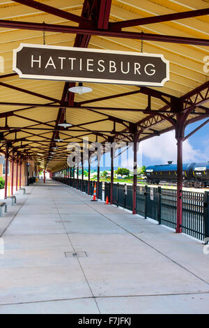 Hattiesburg Mississippi Amtrak railway station platform Stock Photo