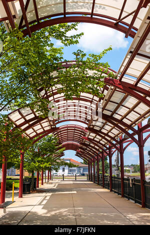 Hattiesburg Mississippi Amtrak railway station platform and  overhead canopy Stock Photo